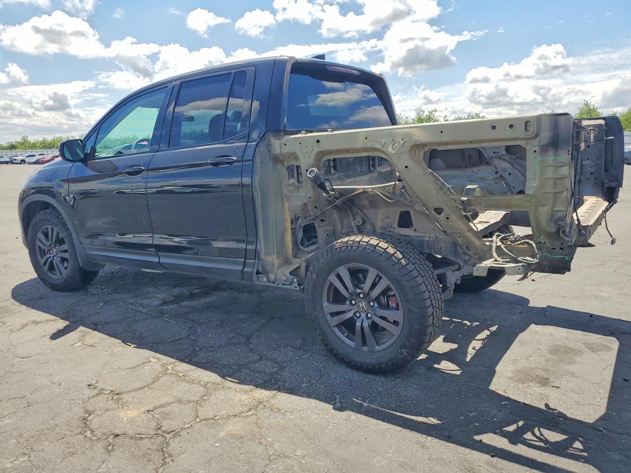 2018 Honda Ridgeline VIN 5FPYK2F1XJB000977 photo 2