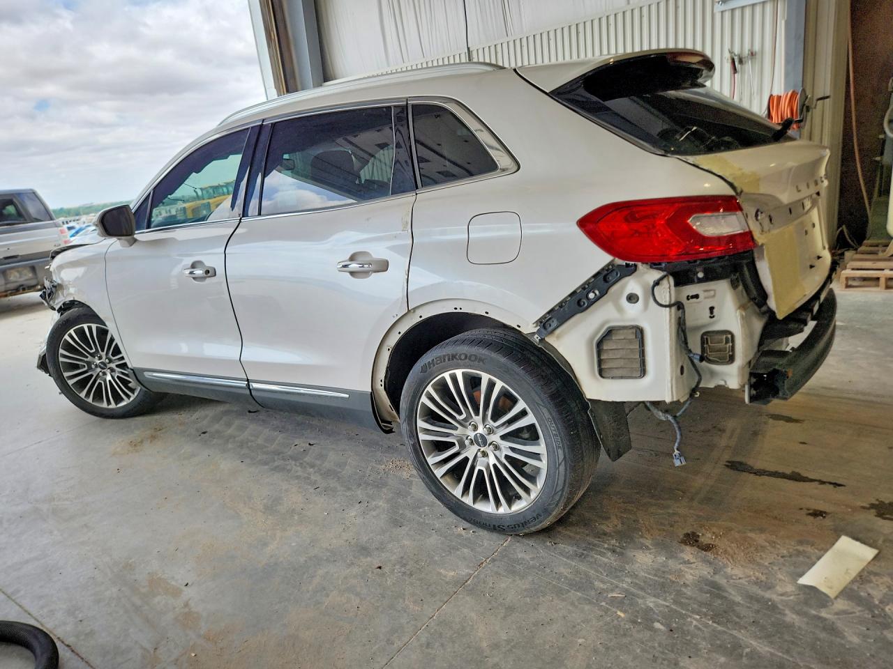 2016 Lincoln Mkx VIN 2LMTJ6LR8GBL53988 photo 2