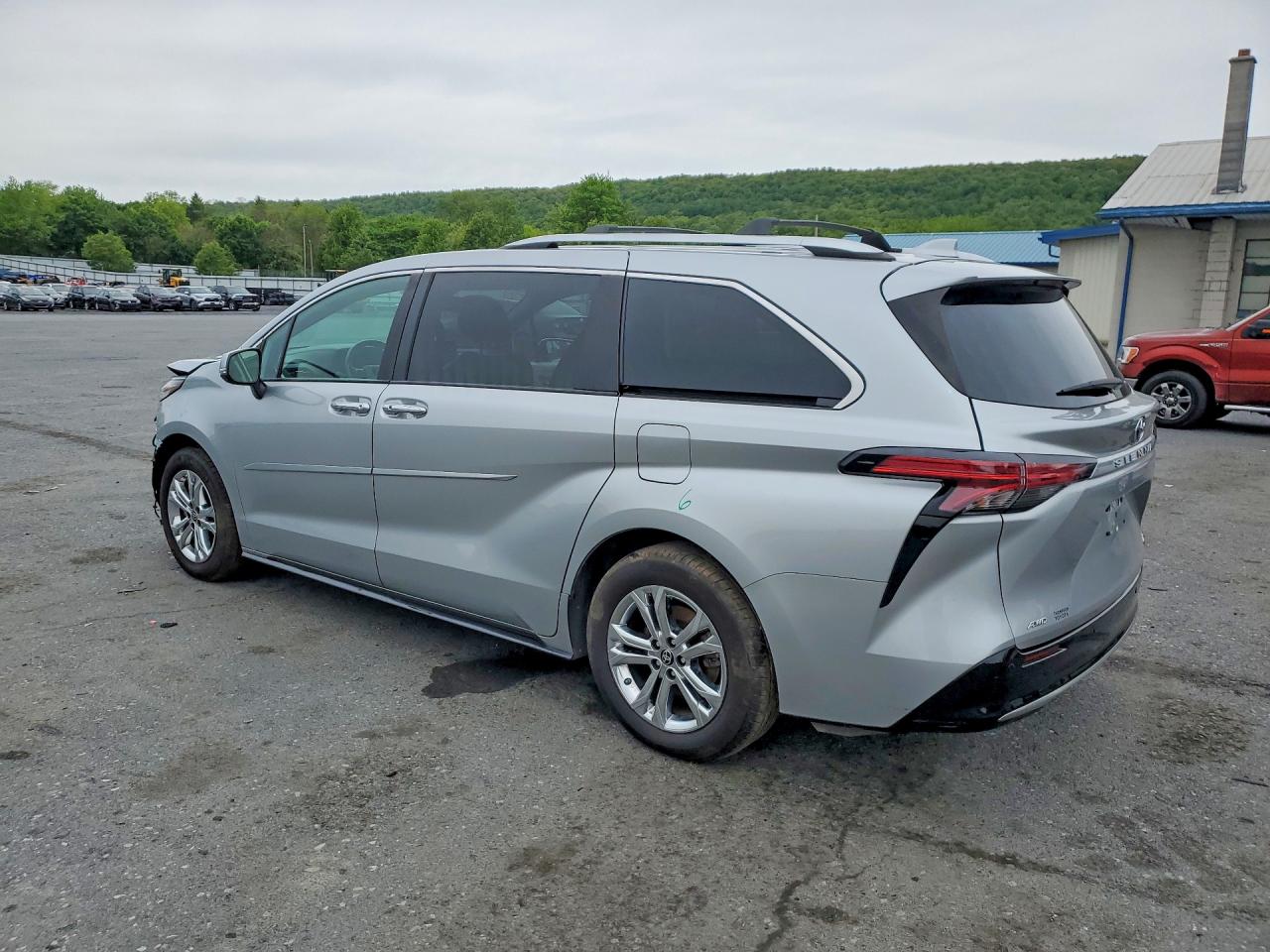 2022 Toyota Sienna VIN 5TDESKFC1NS060872 photo 2
