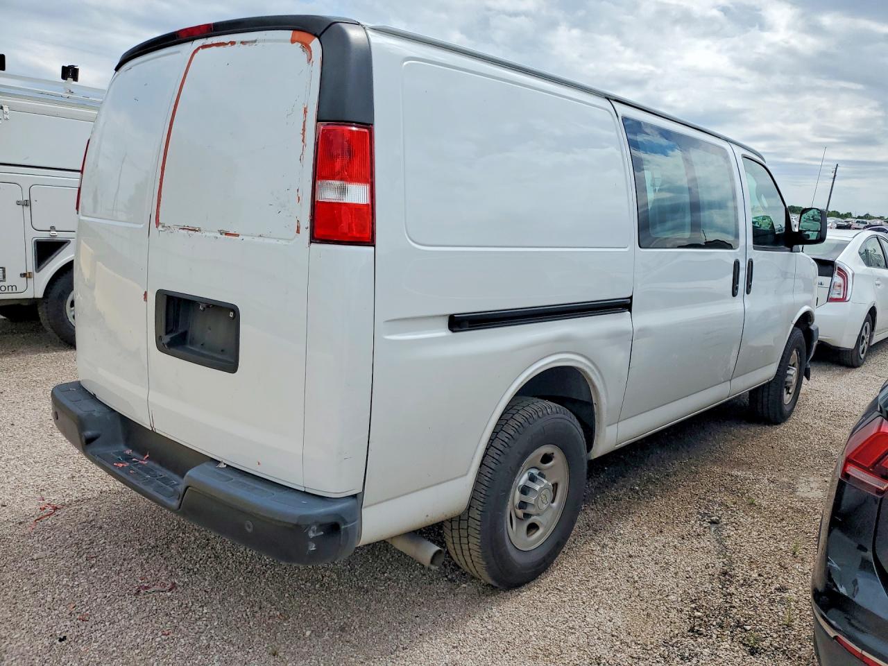 2021 CHEV Express VIN 1GCWGAFP7M1258404 photo 3