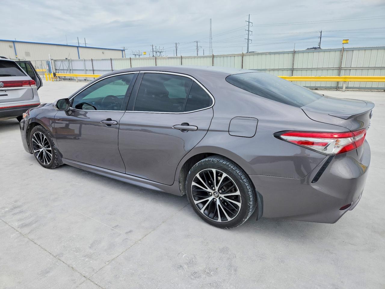 2018 Toyota Camry VIN 4T1B11HK7JU582511 photo 2