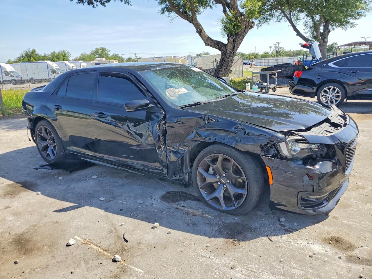 2023 Chrysler 300 VIN 2C3CCABT2PH577477 photo 4