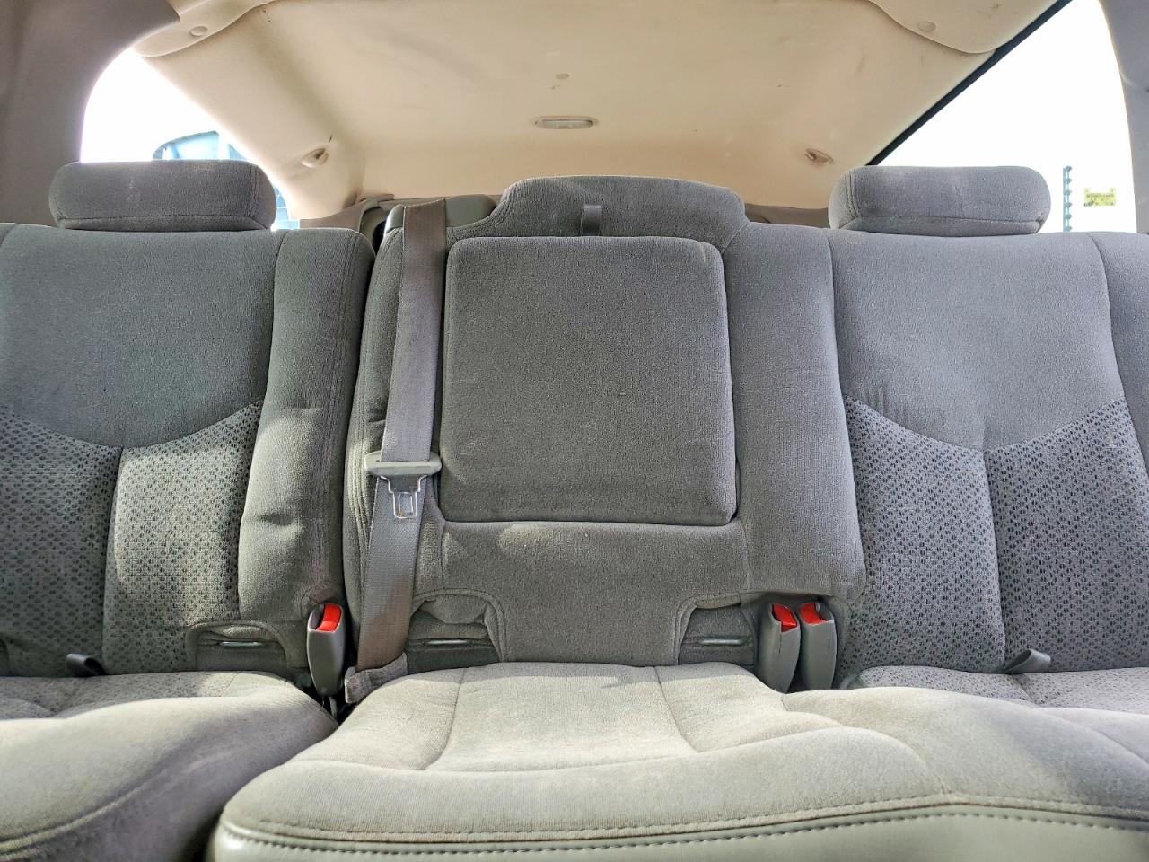 2005 Chevrolet Suburban VIN 1GNEC16ZX5J248175 photo 10