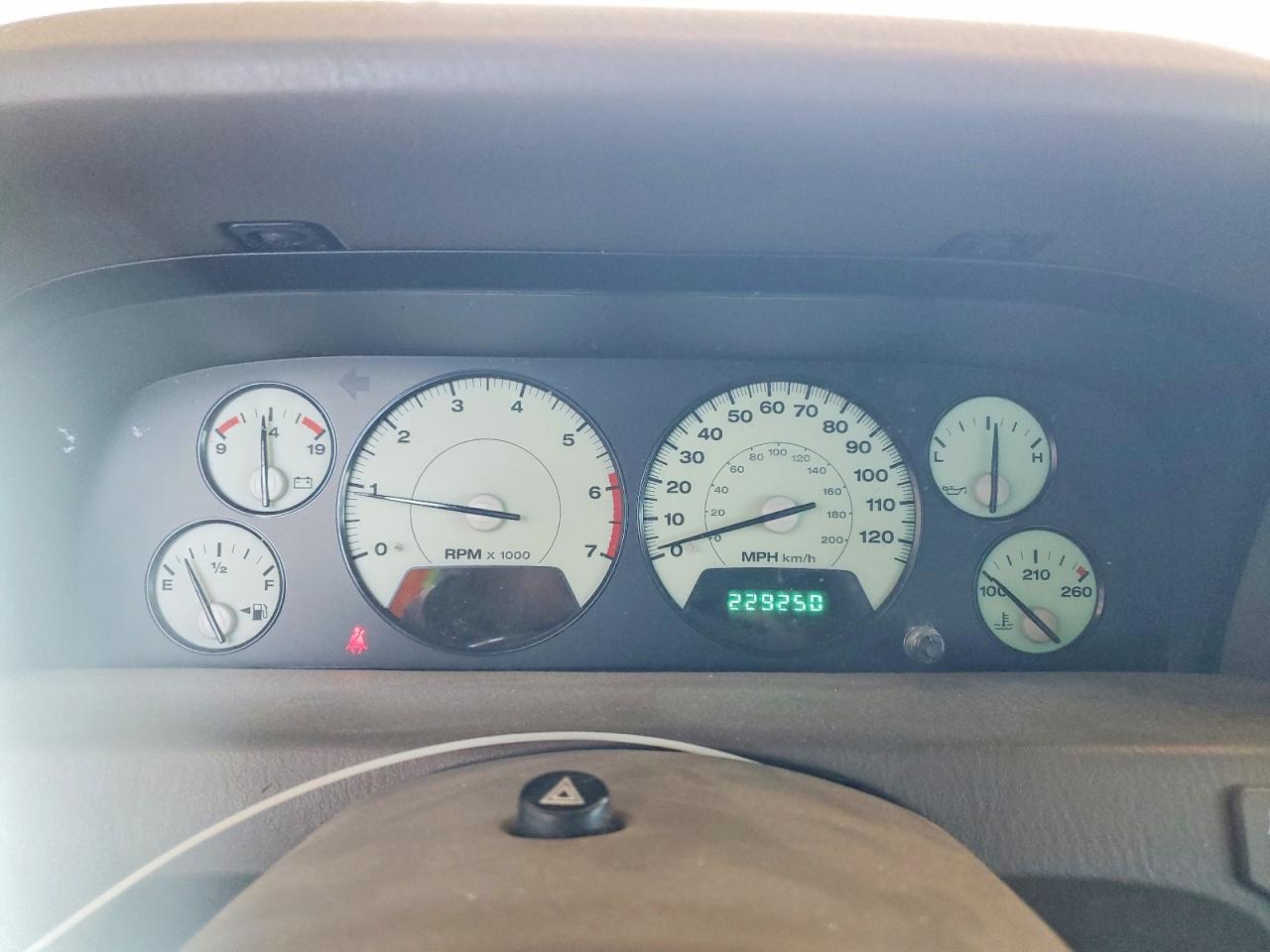 2004 Jeep Cherokee VIN 1J8GX58N84C406760 photo 9