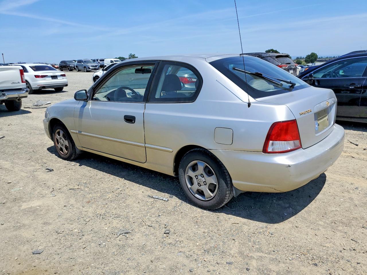 2000 Hyundai Accent VIN KMHCG35G2YU043819 photo 2