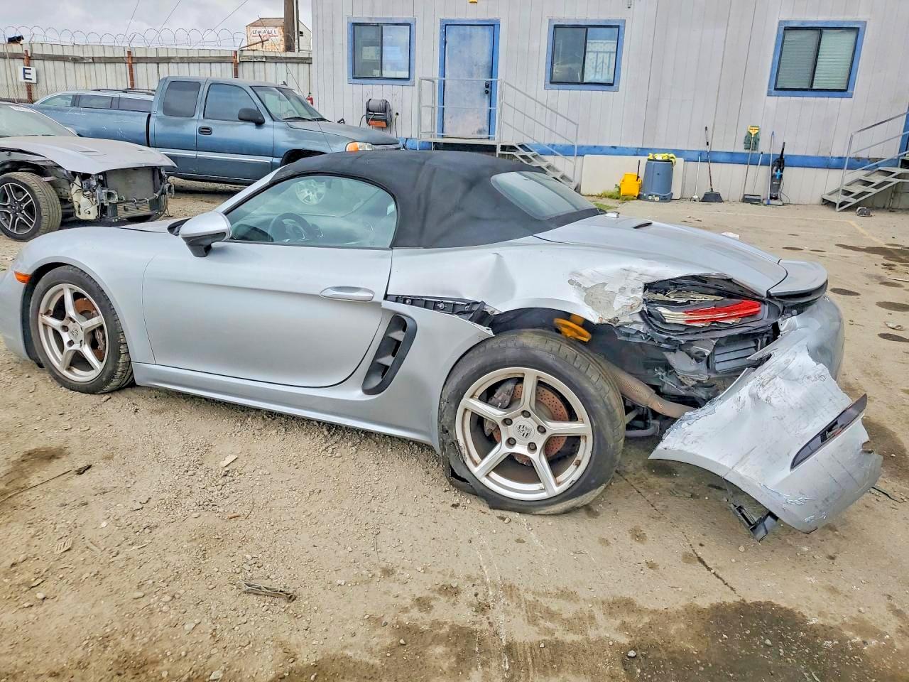 2017 Porsche Boxster VIN WP0CA2A80HS220216 photo 2