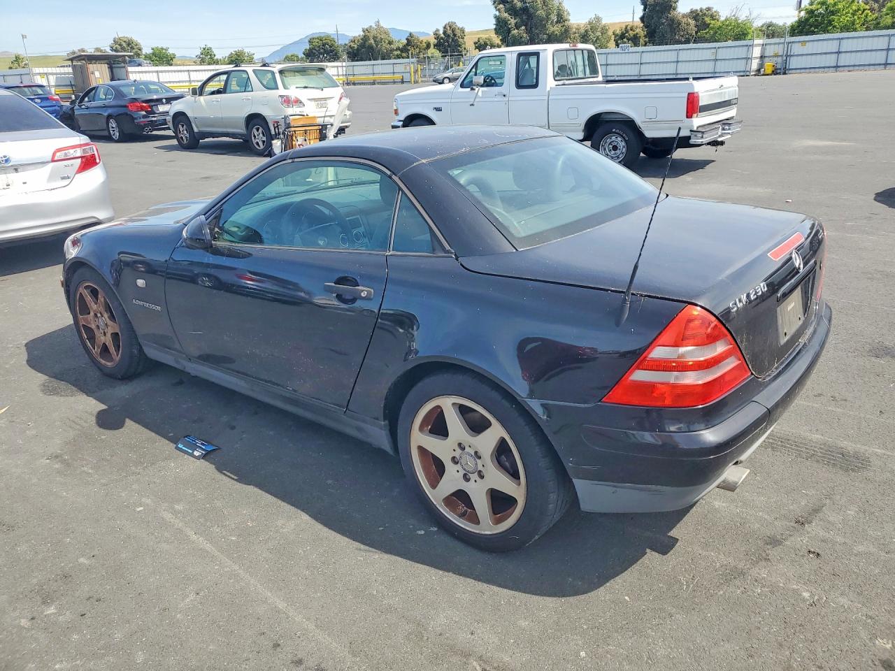 2000 Mercedes-Benz Slk-class VIN WDBKK47F8YF168870 photo 2