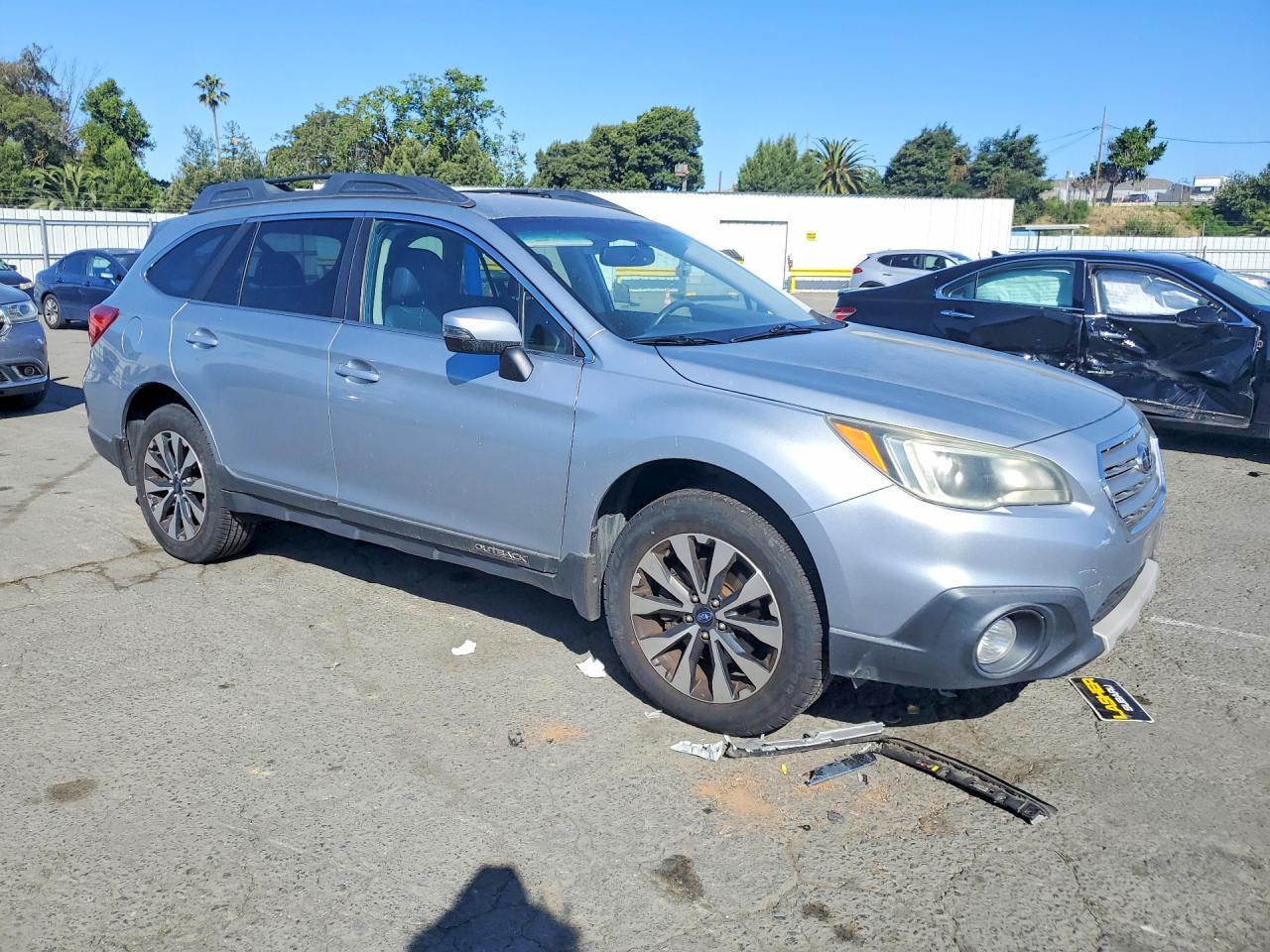 2015 SUBARU Outback 2. VIN 4S4BSAJC1F3215147 photo 4