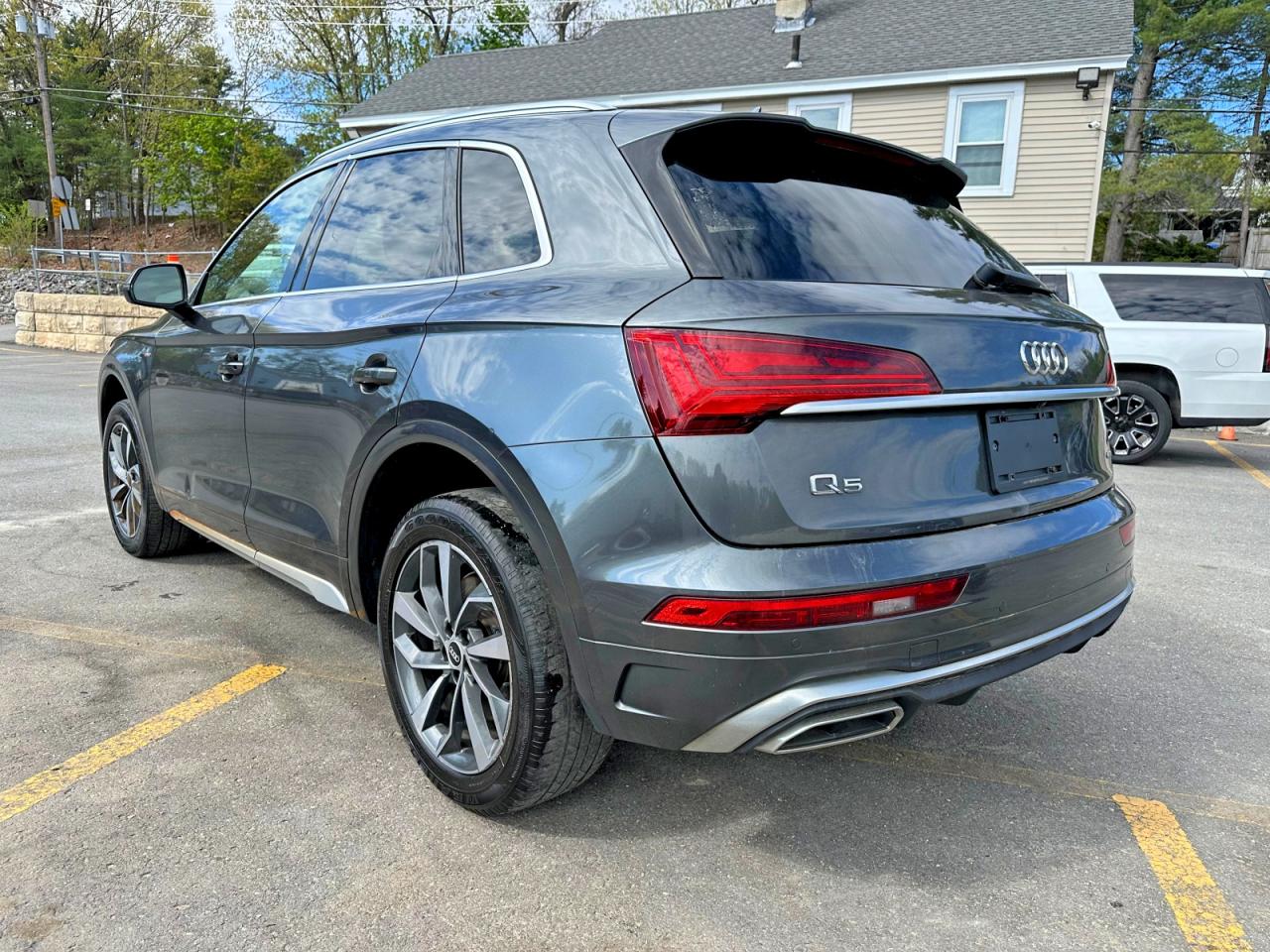 2022 Audi Q5 VIN WA1EAAFY1N2044973 photo 2