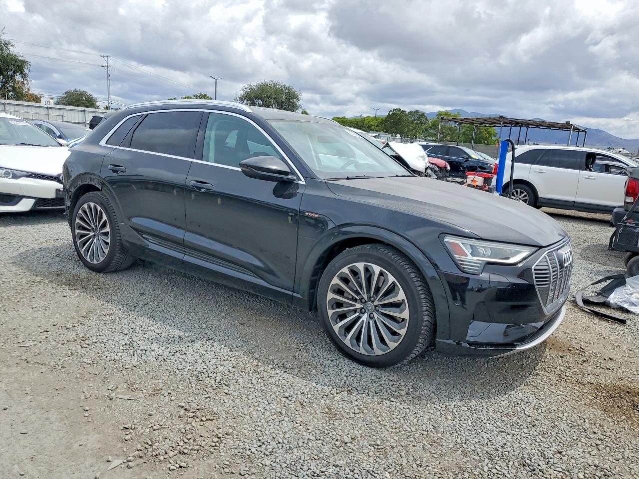 2019 AUDI E-tron VIN WA1VABGE2KB008490 photo 4