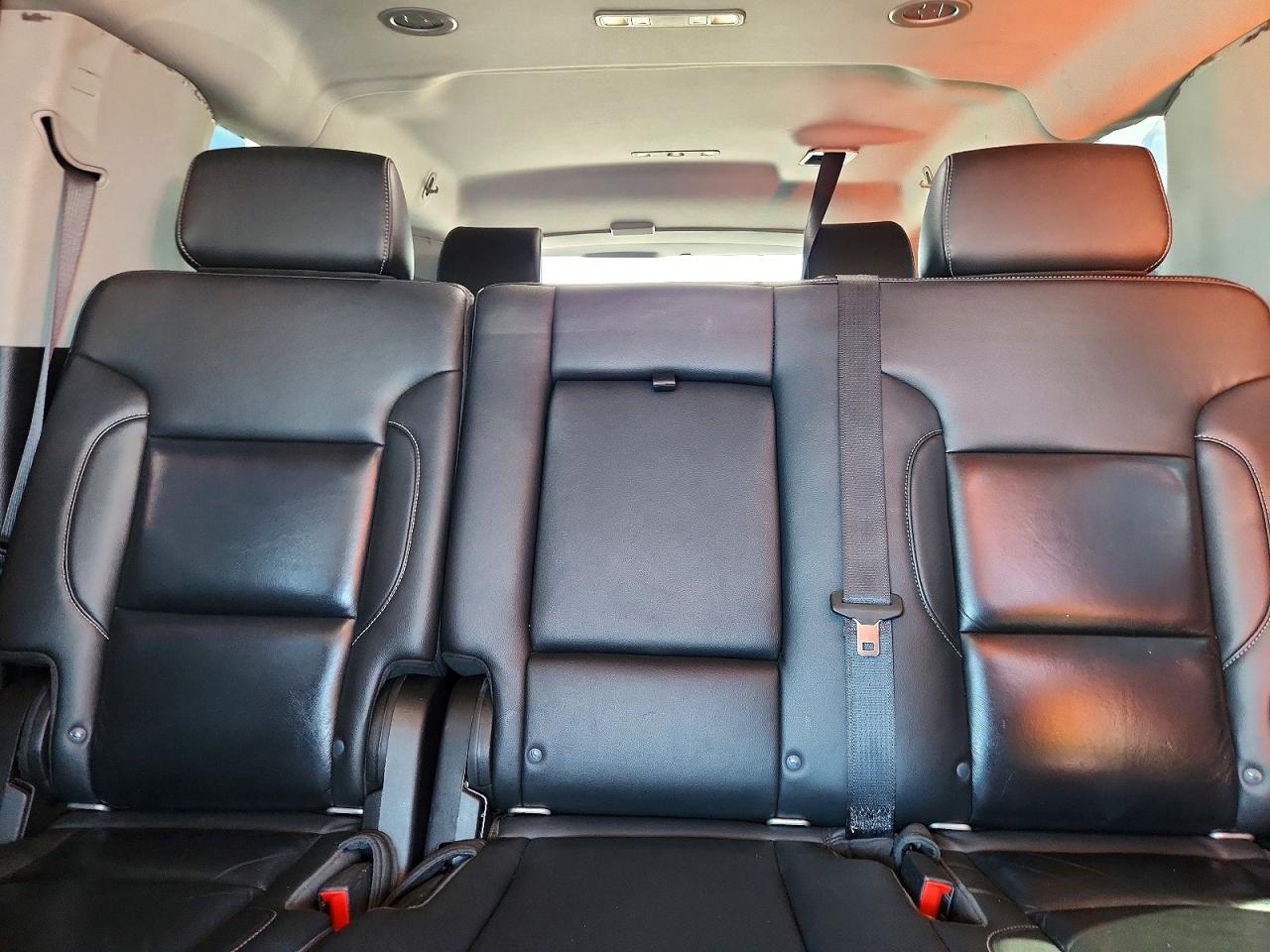 2020 Chev Suburban VIN 1GNSCHKC1LR301602 photo 10