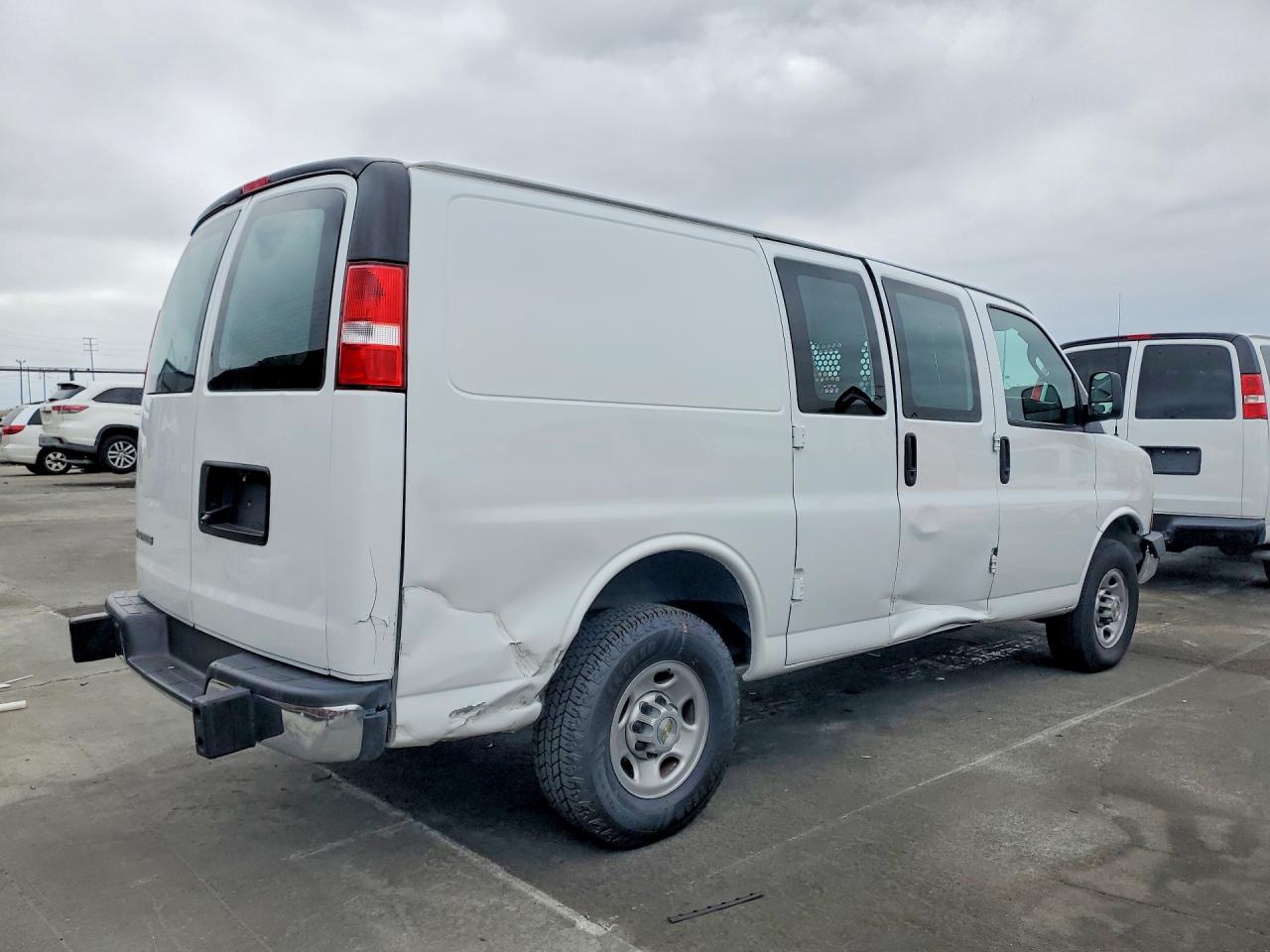 2024 Chevy Express VIN 1GCWGAFP8R1188760 photo 3