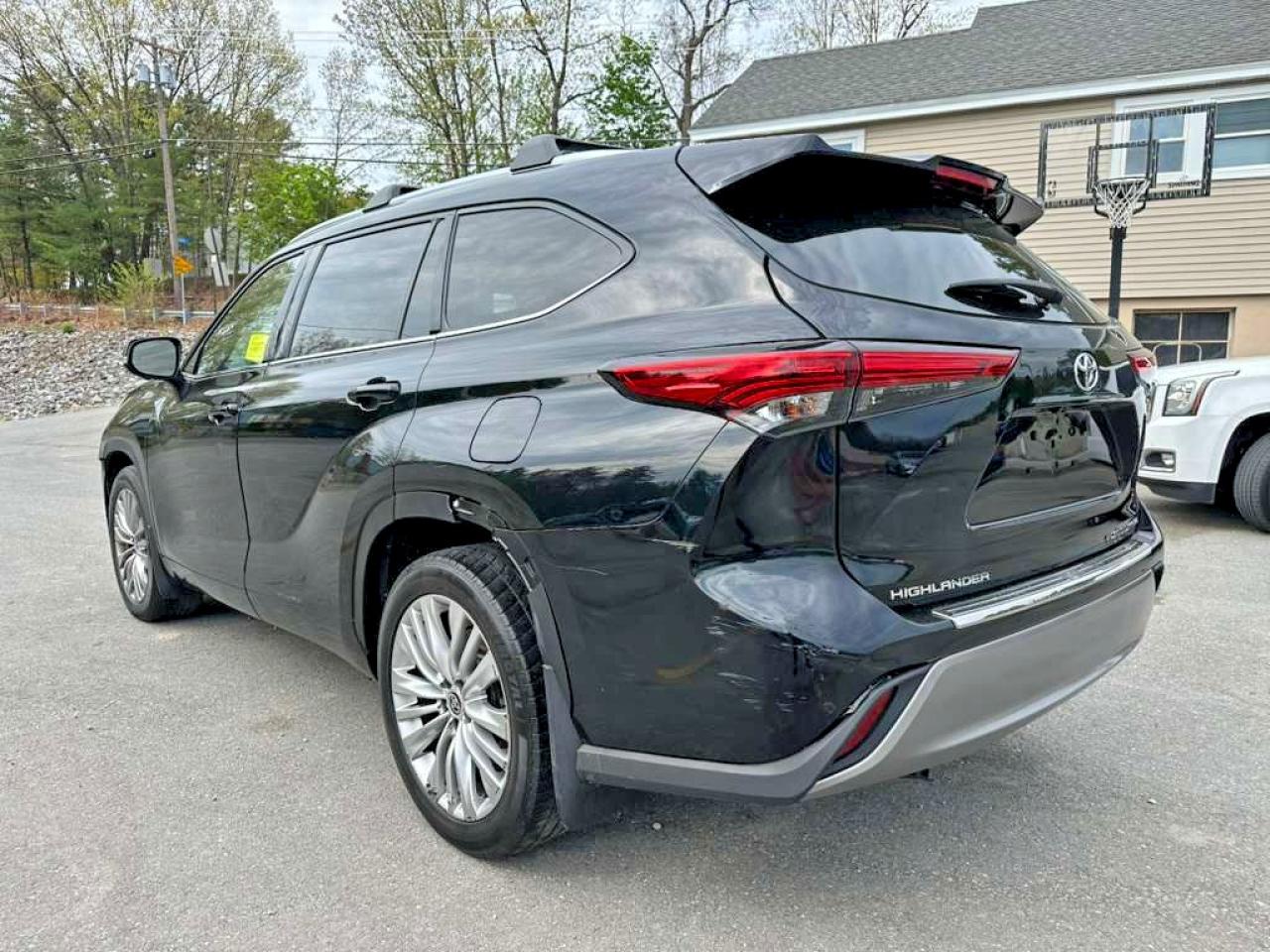 2023 Toyota Highlander VIN 5TDKDRBH8PS035011 photo 2