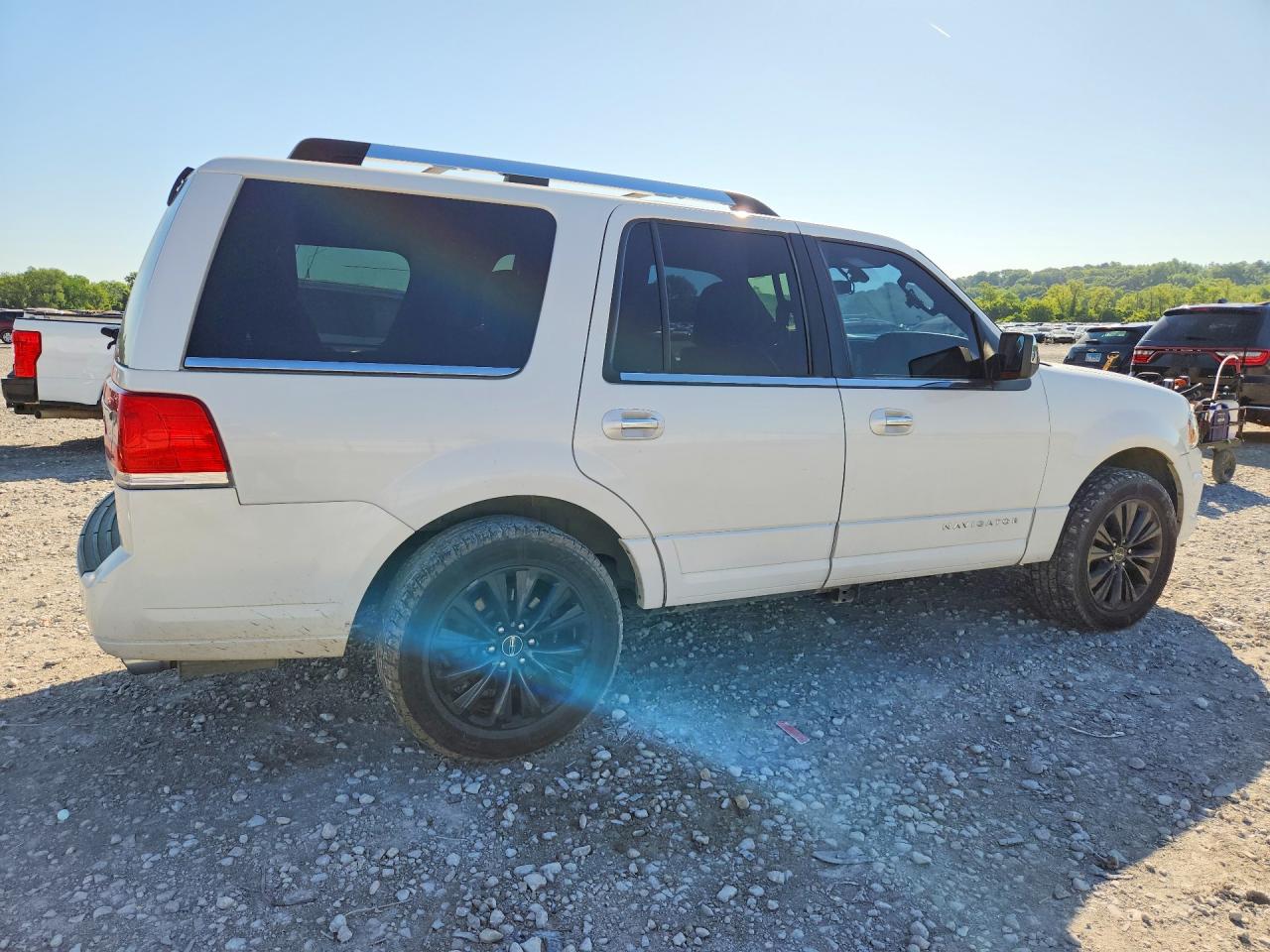 2015 Lincoln Navigator VIN 5LMJJ2JT8FEJ08988 photo 3