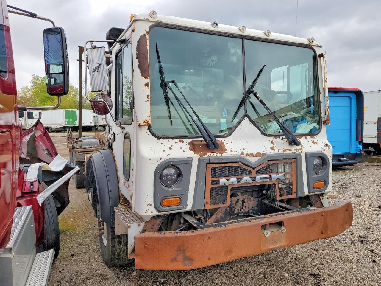 2011 MACK All other VIN 1M2AV02C5BM007899 photo 1
