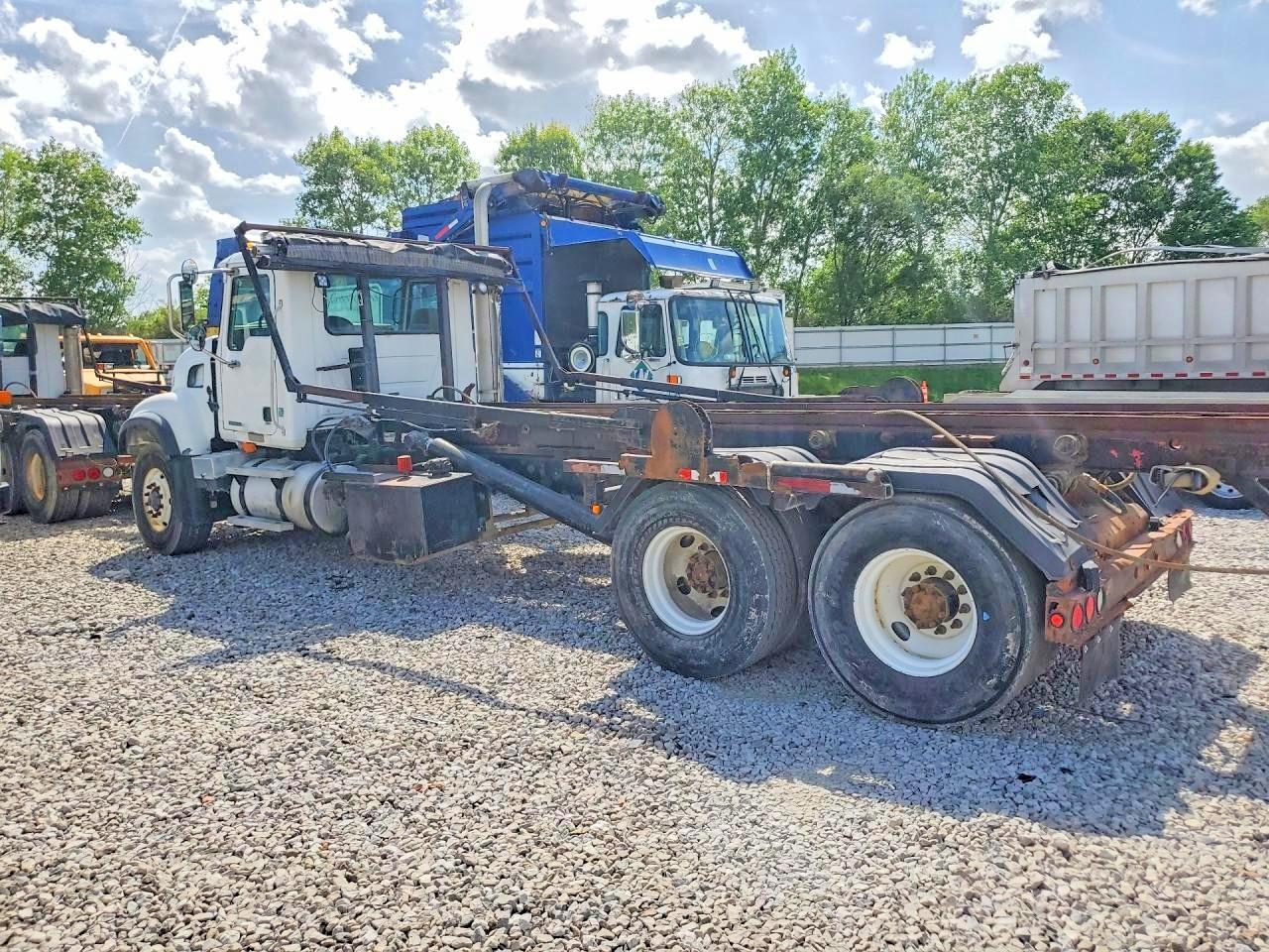 2005 MACK All other VIN 1M2AG11C75M033314 photo 2