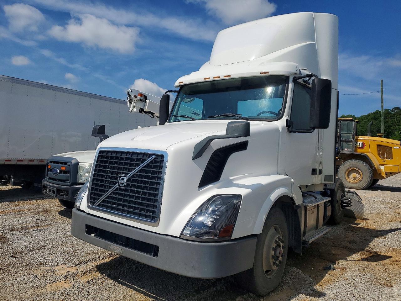 2017 VOLVO Vn VIN 4V4N39TG4HN987988 photo 2