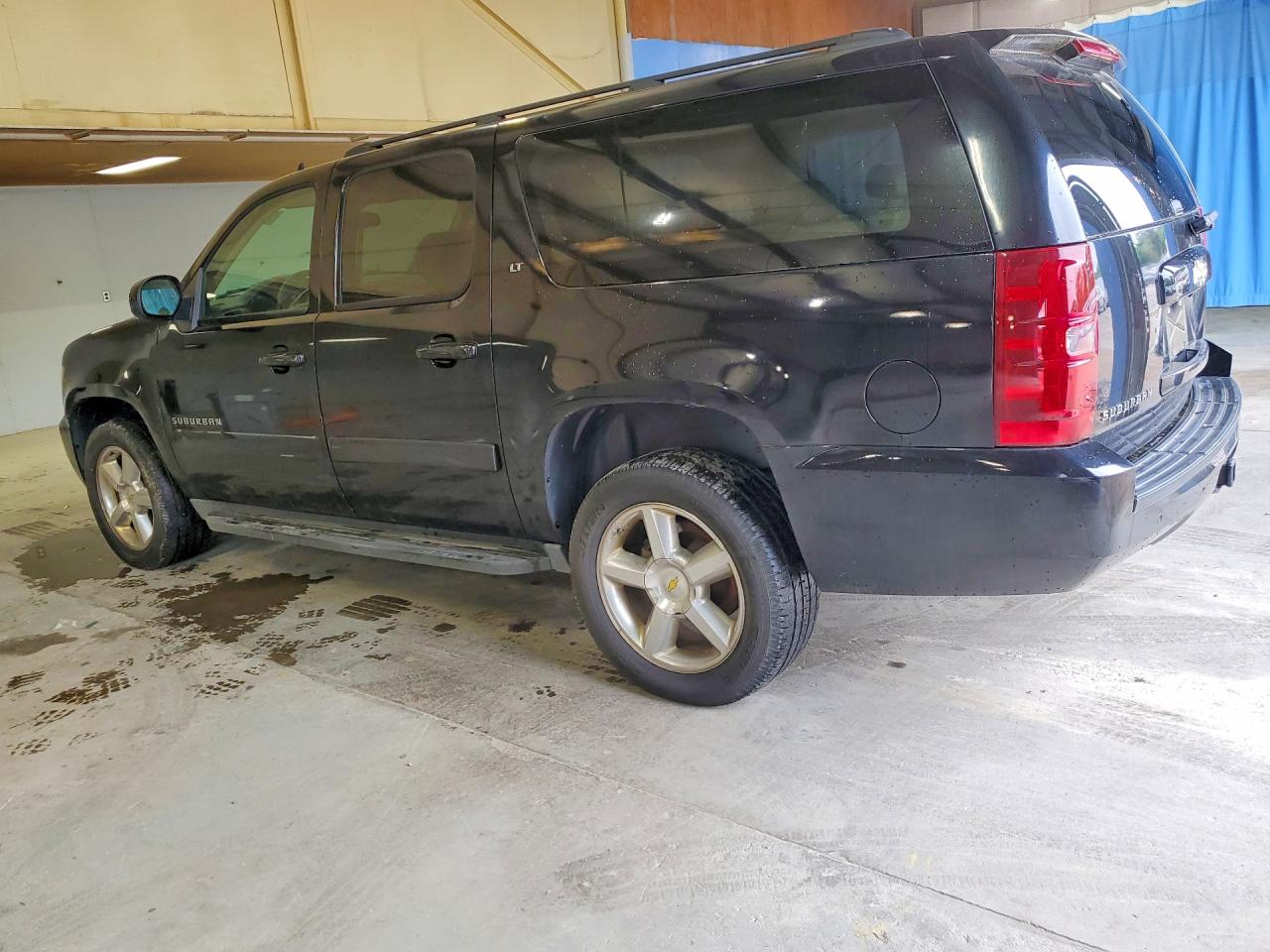 2011 Chevrolet Suburban VIN 1GNSKJE37BR189943 photo 2