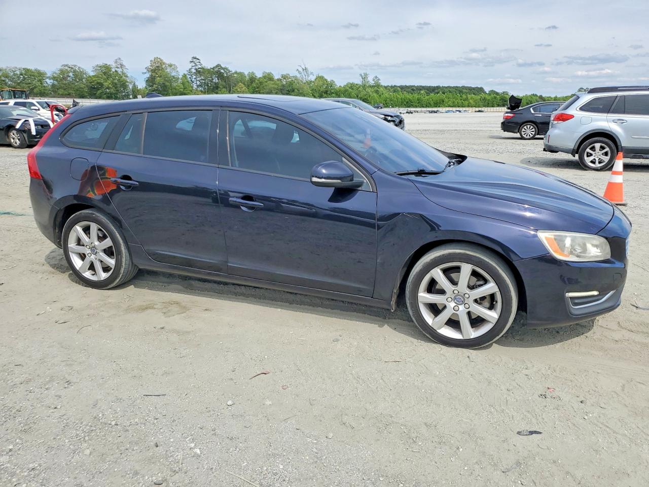 2017 Volvo V60 VIN YV140MEJ3H1345422 photo 4