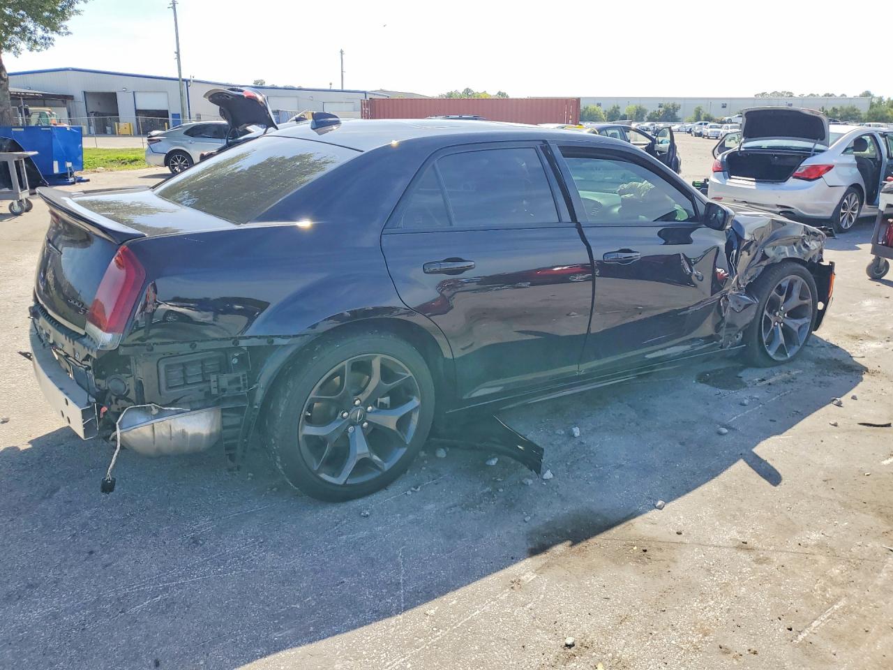 2023 Chrysler 300 VIN 2C3CCABT2PH577477 photo 3