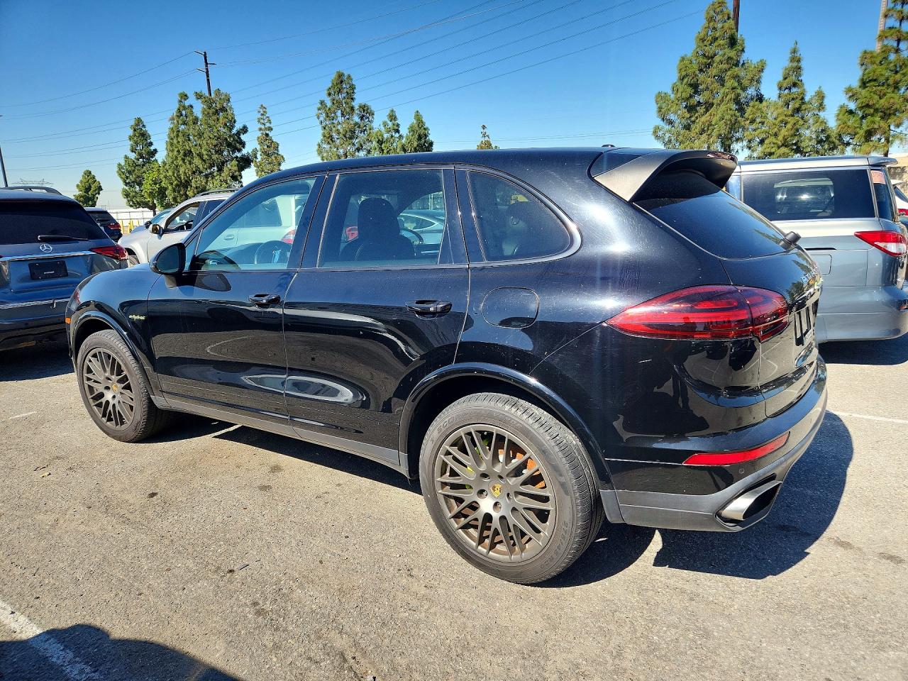 2017 Porsche Cayenne VIN WP1AE2A20HLA75579 photo 2