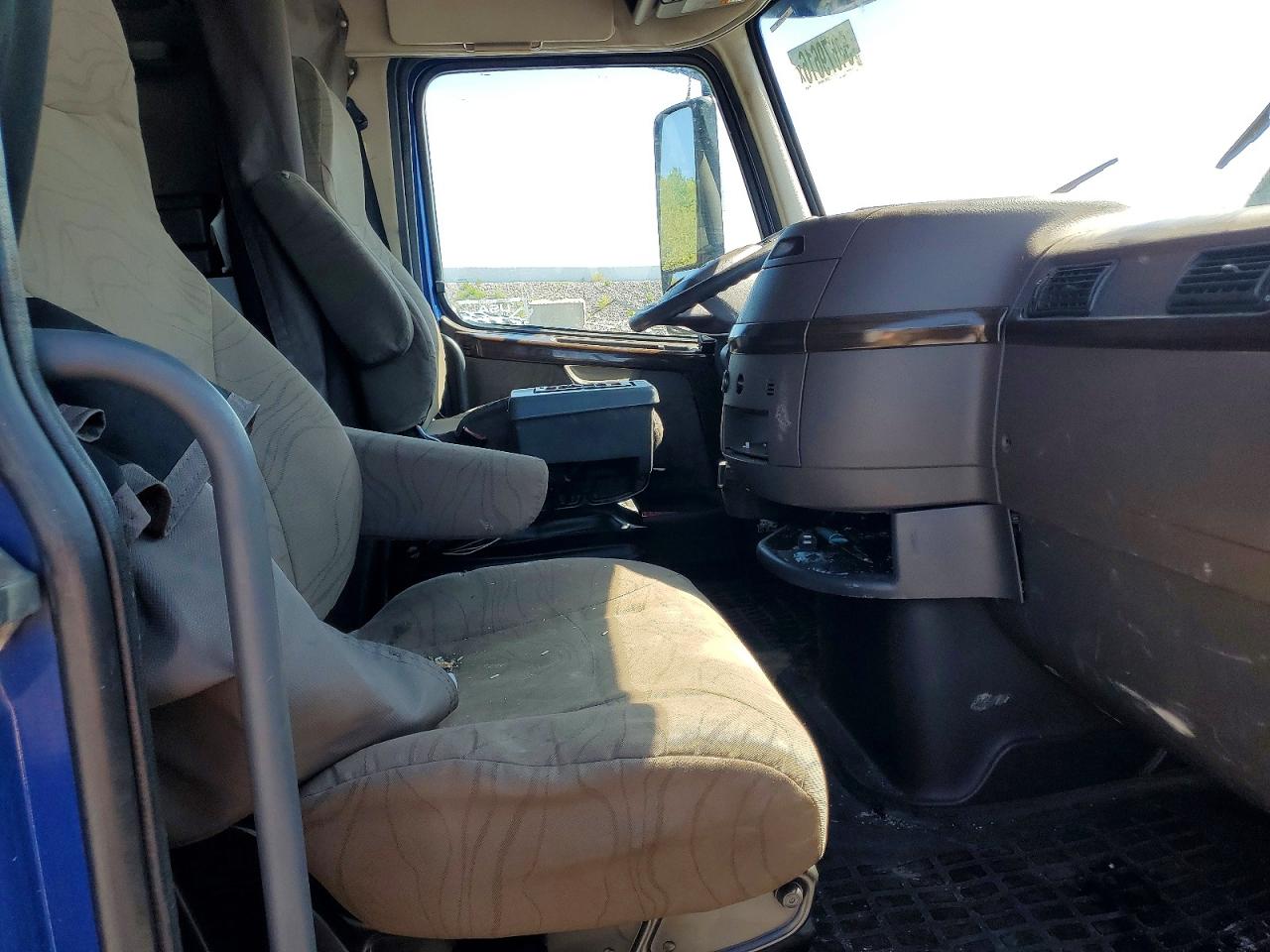 2016 Volvo Vn VIN 4V4NC9TH3GN938613 photo 5