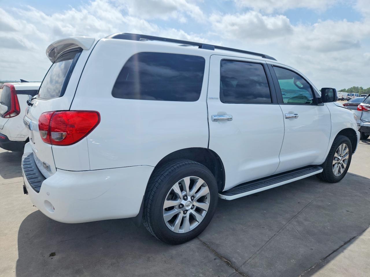 2012 Toyota Sequoia VIN 5TDKY5G12CS040921 photo 3