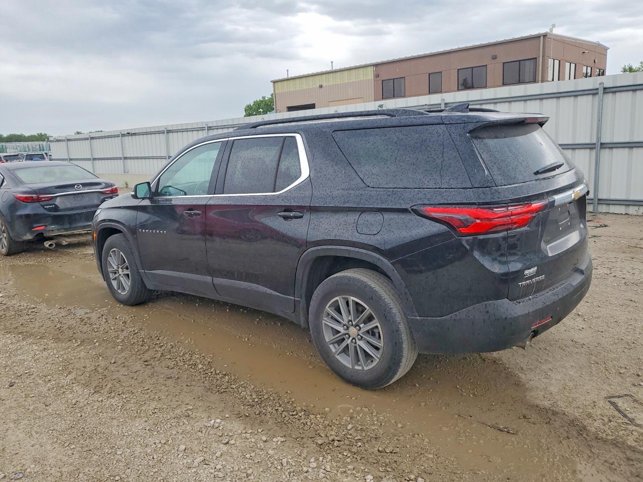 2022 Chevrolet Traverse VIN 1GNERGKW7NJ163808 photo 2