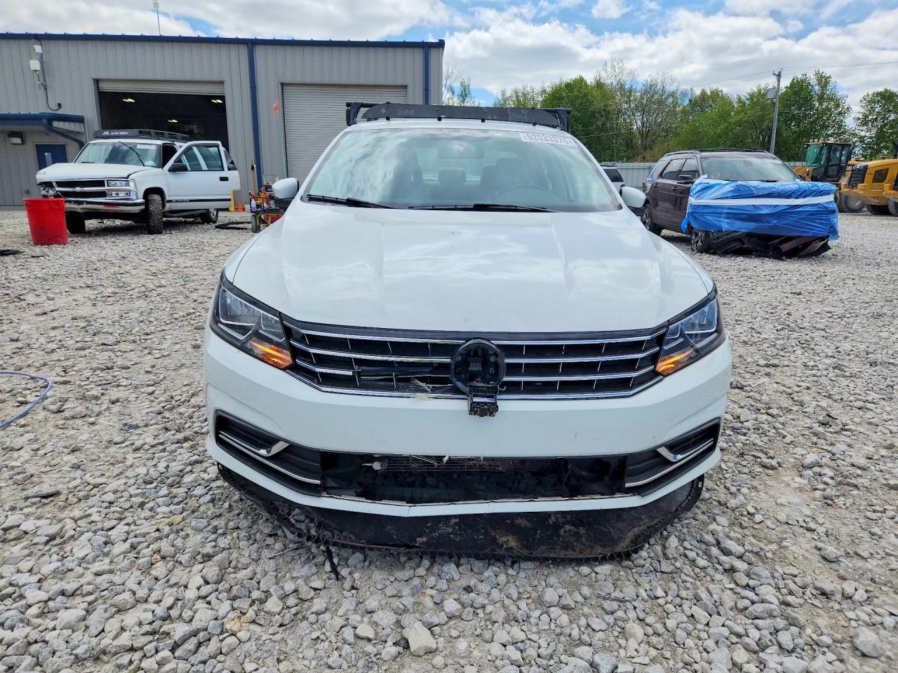 2018 Volkswagen Passat VIN 1VWBA7A39JC000518 photo 5