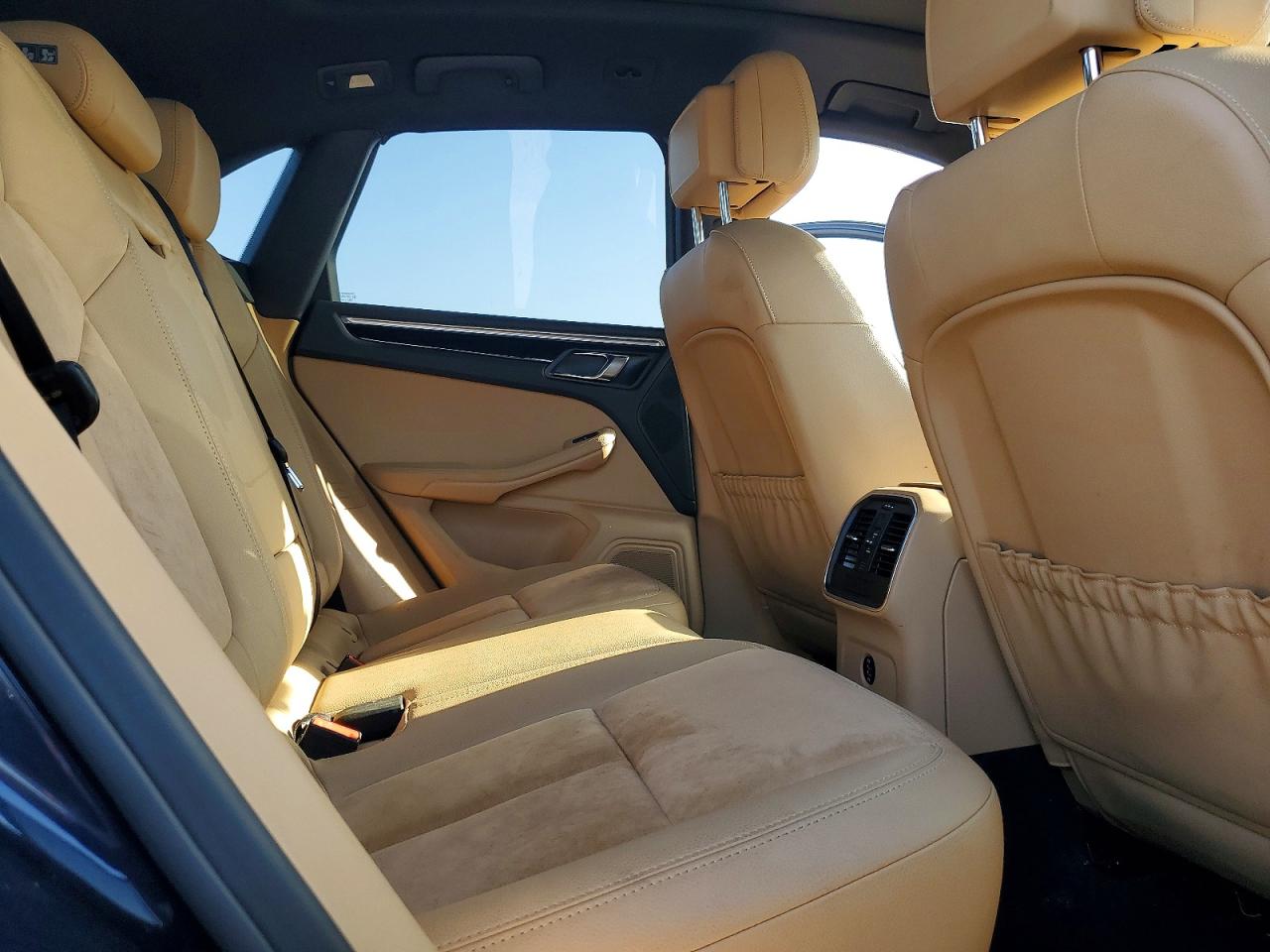 2018 Porsche Macan VIN WP1AA2A51JLB08181 photo 11