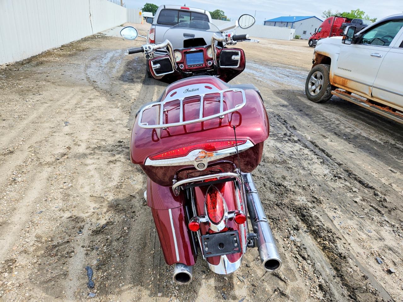 2017 INDIAN Motorcycle VIN 56KTRAAA1H3345090 photo 4