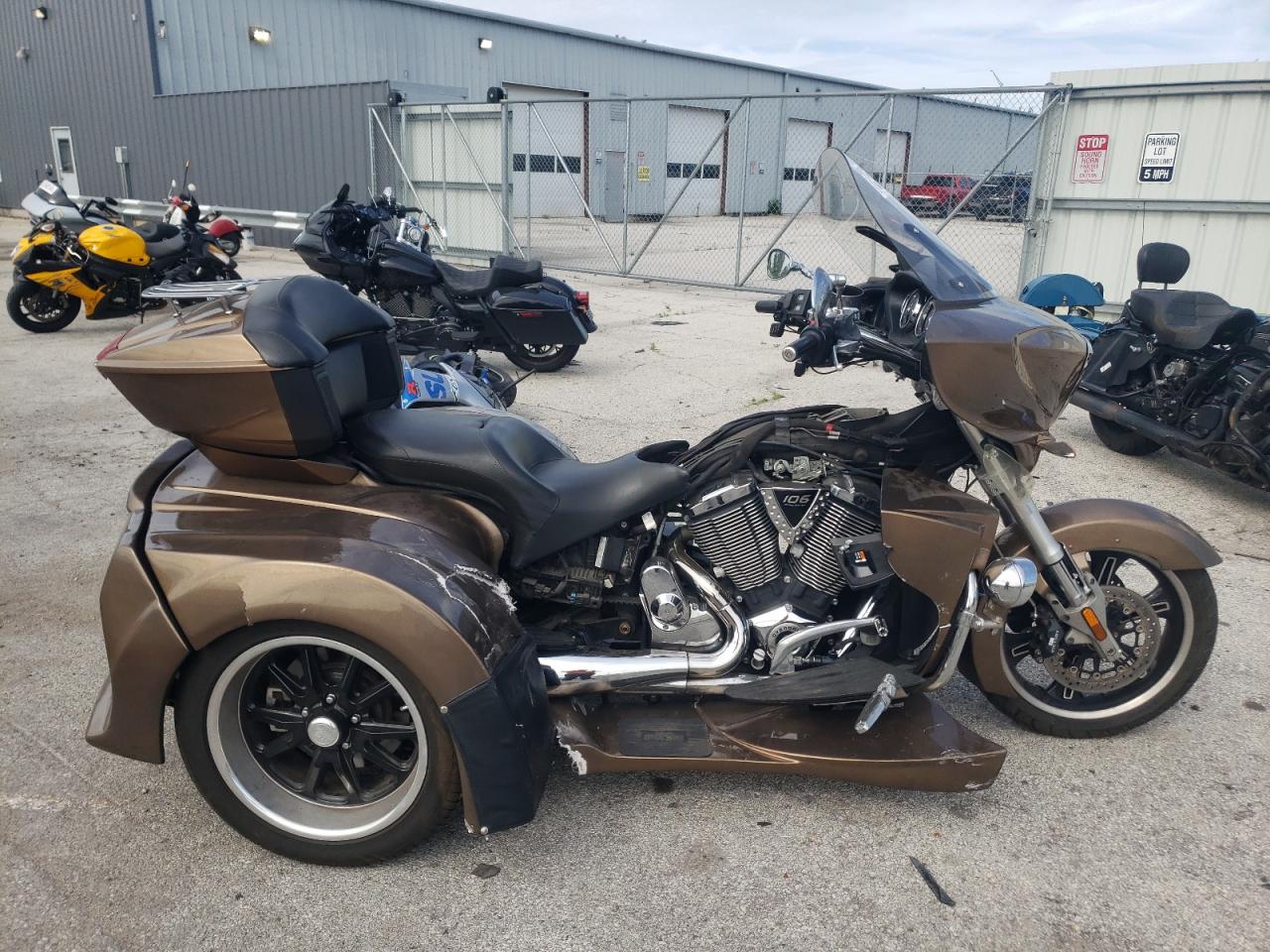 2016 VICTORY MOTORCYCLES CROSS COUNTRY TOUR VIN 5VPTW36N4G3055156 photo 1