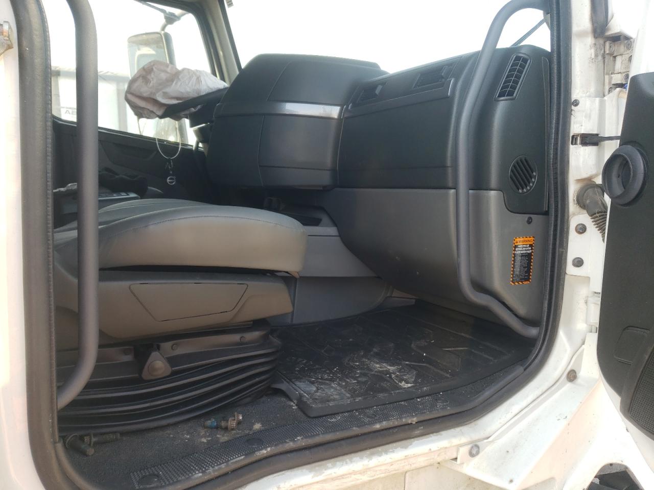 2018 VOLVO Vn VIN 4V4NC9TKXJN896654 photo 5