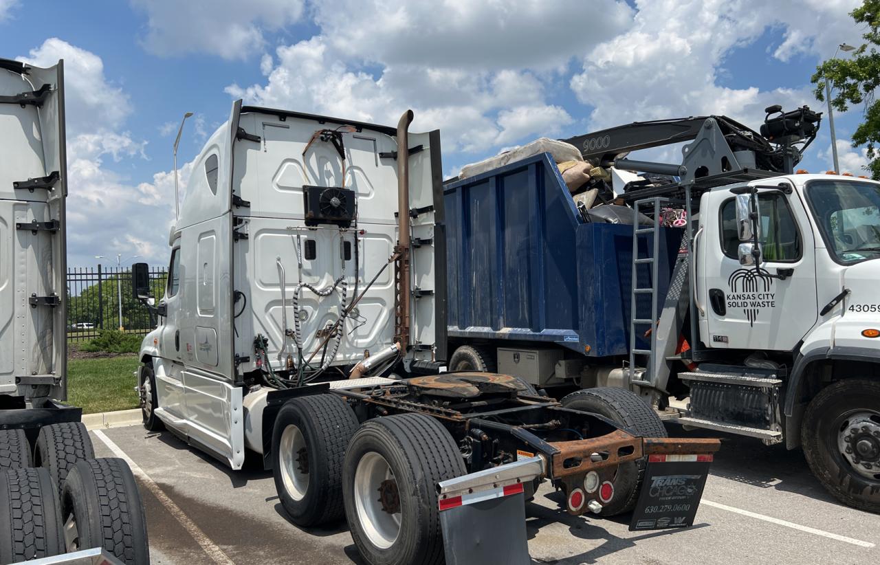 2015 FREIGHTLINER CASCADIA 125 VIN 3AKJGLD56FSGH8942 photo 4