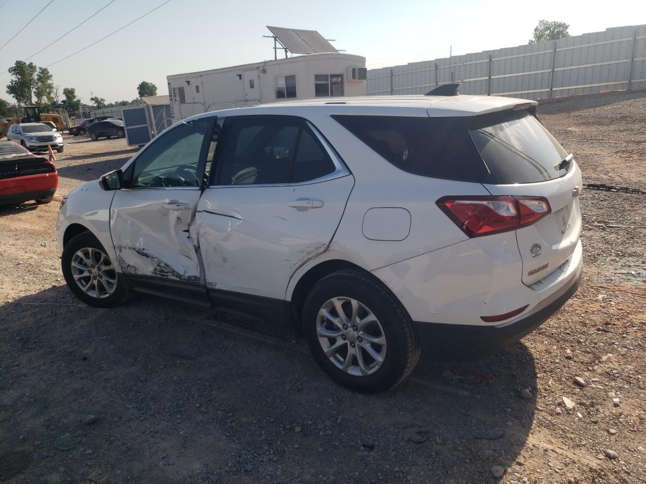 2018 Chevrolet Equinox VIN 2GNAXJEV3J6111068 photo 2