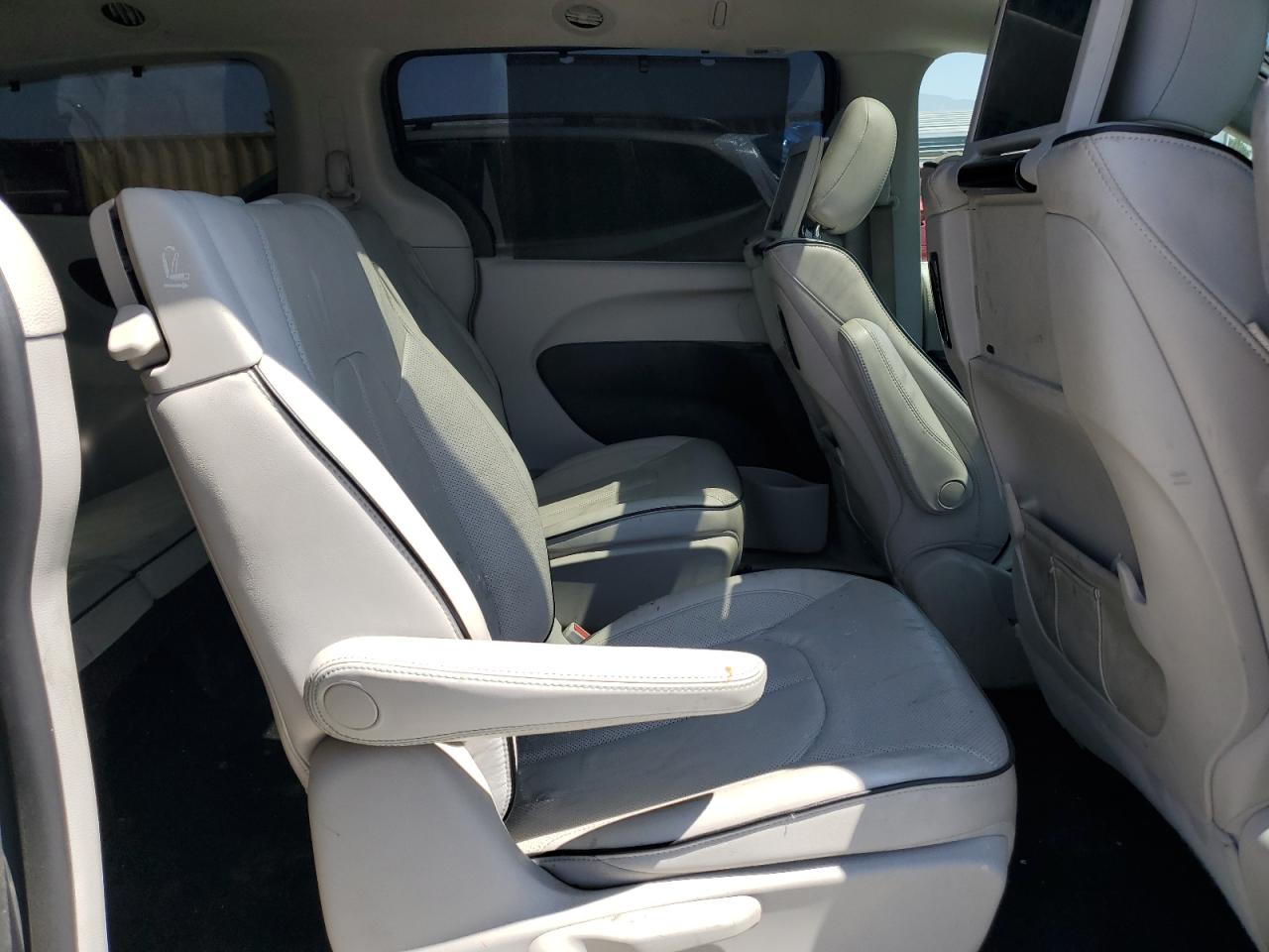 2020 Chrysler Pacifica VIN 2C4RC1N73LR263264 photo 11