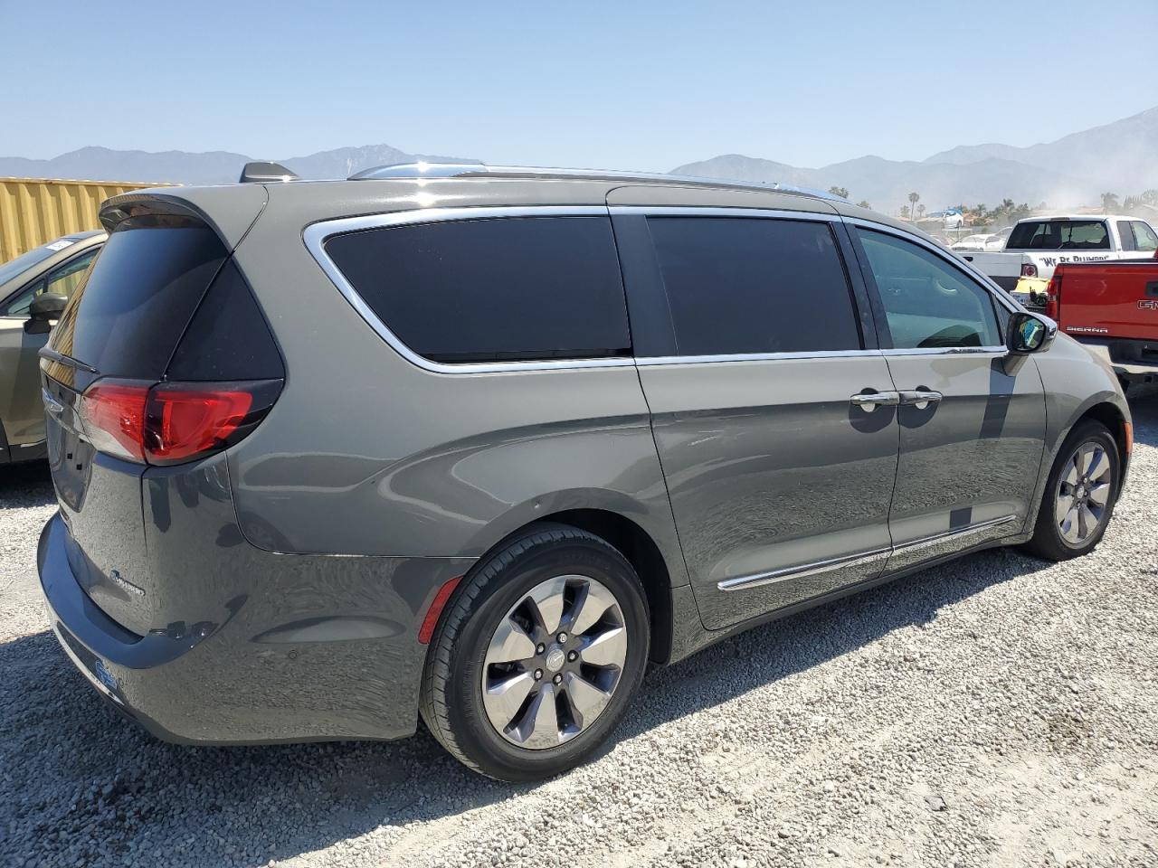 2020 Chrysler Pacifica VIN 2C4RC1N73LR263264 photo 3