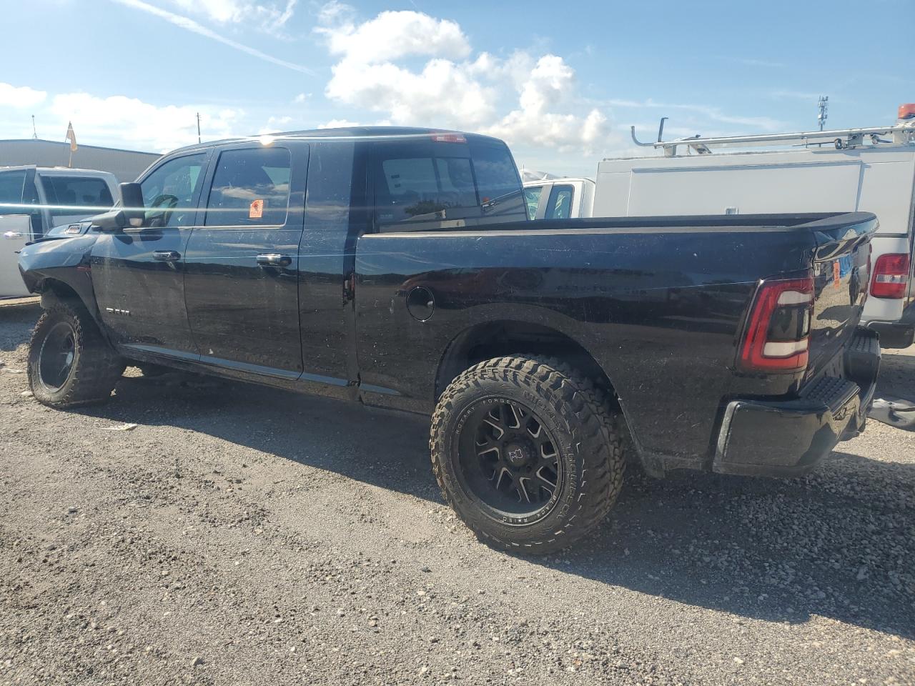 2021 RAM 3500 VIN 3C63R3LL7MG666551 photo 2