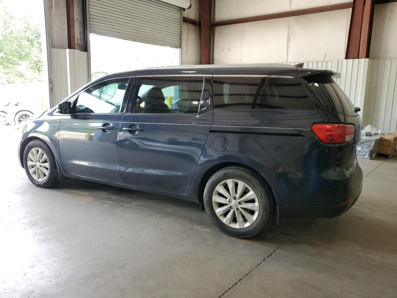 2016 KIA Sedona ex VIN KNDMC5C16G6129460 photo 2