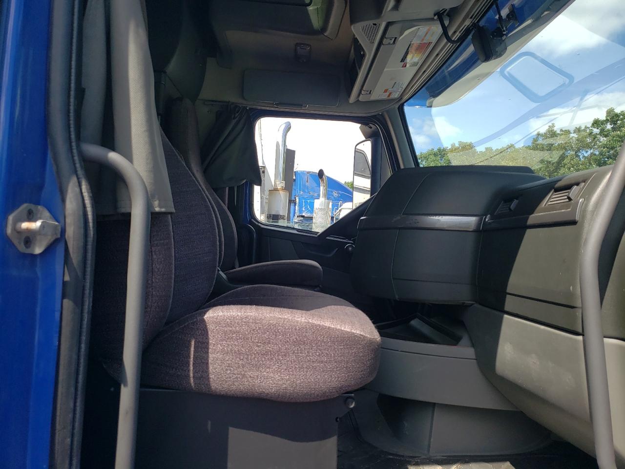 2019 VOLVO Vn VIN 4V4NC9EH7KN904079 photo 5