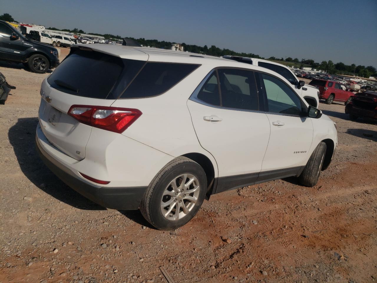 2018 Chevrolet Equinox VIN 2GNAXJEV3J6111068 photo 3