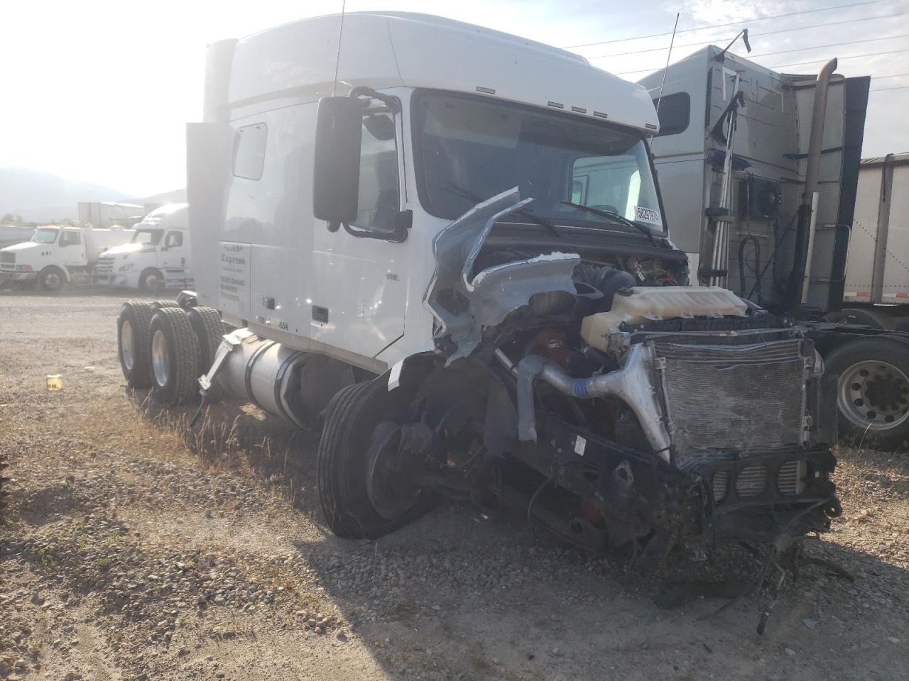2018 VOLVO Vn VIN 4V4NC9TKXJN896654 photo 1