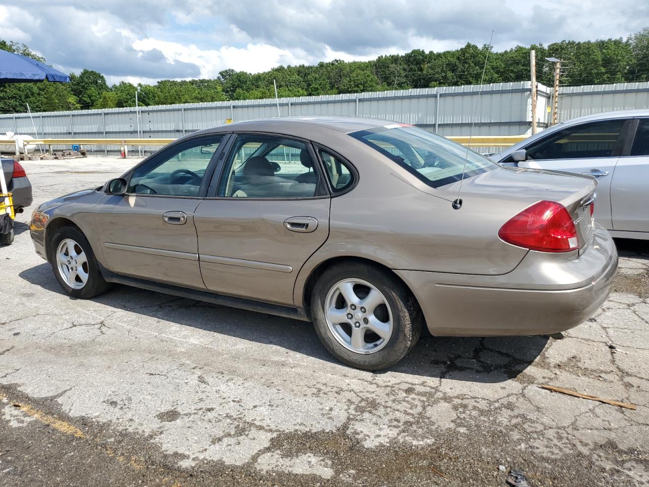 2002 Ford Taurus VIN 1FAFP55U82A145773 photo 2