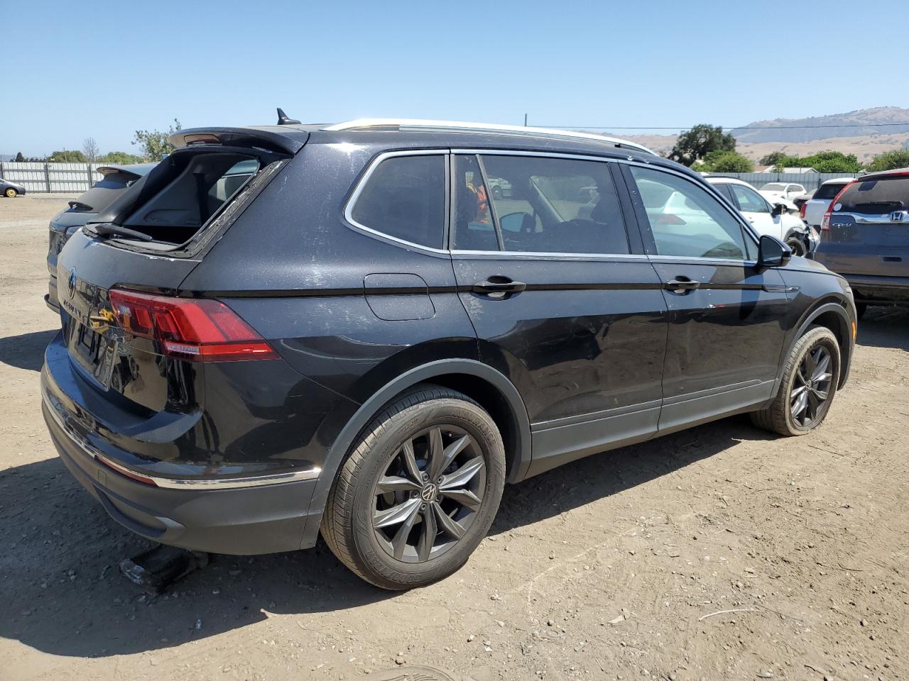 2023 Volkswagen Tiguan VIN 3VV3B7AX0PM061515 photo 3