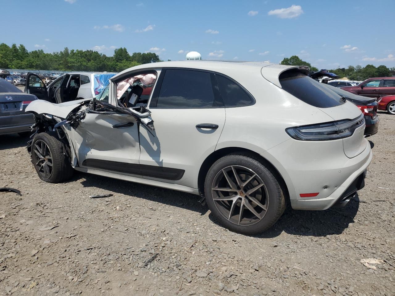 2024 Porsche Macan base VIN WP1AA2A55RLB07403 photo 2