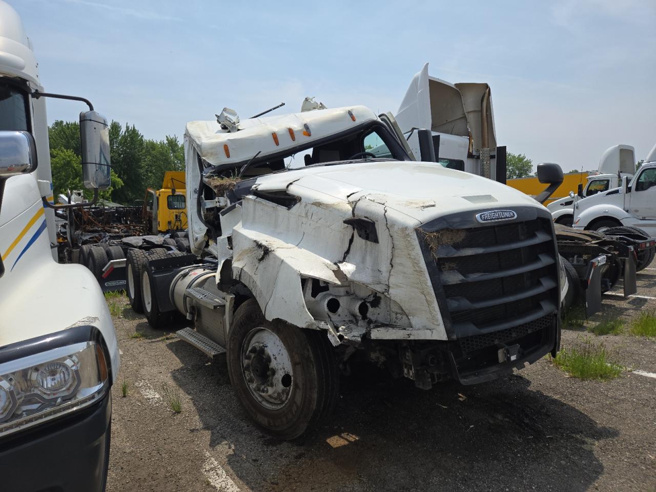 2022 FREIGHTLINER All other VIN 3AKJHLDV6NSMS8792 photo 1