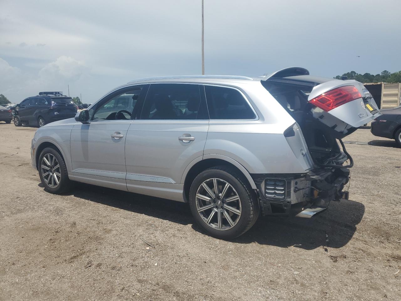 2019 Audi Q7 VIN WA1LAAF77KD021485 photo 2