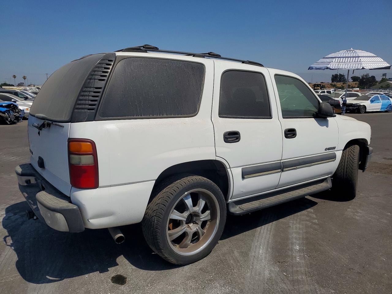 2002 CHEVROLET Tahoe VIN 1GNEC13VX2R246666 photo 3