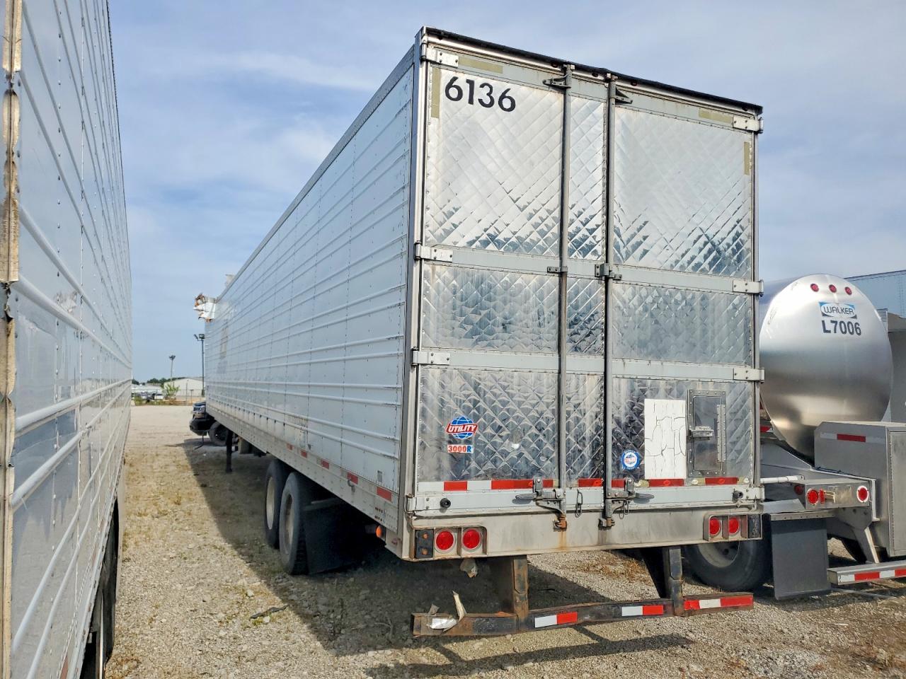 2010 UTILITY Trailer VIN 1UYVS2531AM699312 photo 3