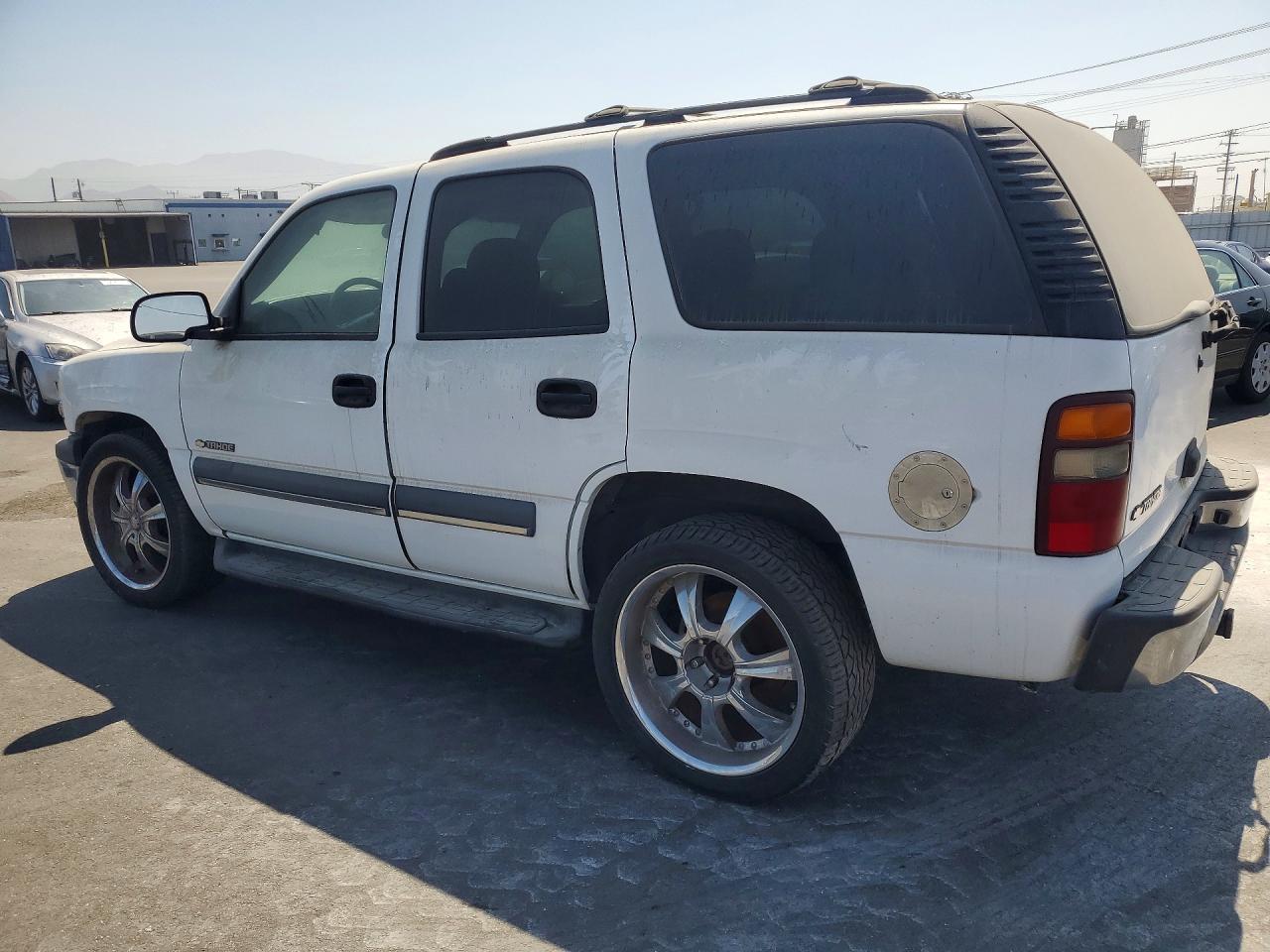 2002 CHEVROLET Tahoe VIN 1GNEC13VX2R246666 photo 2